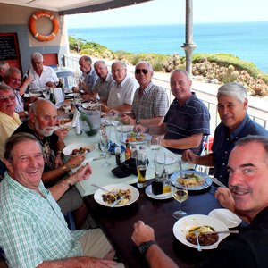  Links voor is Barry Johnson van Coffee on the Rocks saam met sy vriende wat met hul â€œclassicâ€ motors vir middagete daar aangekom het